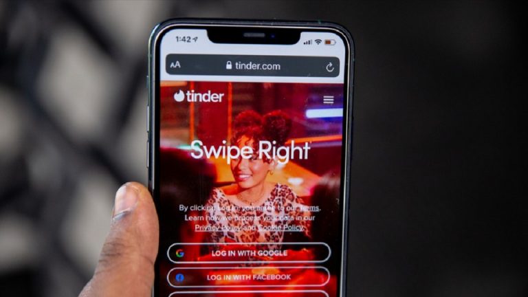 Tinder mette al bando le foto, arriva una nuova funzione: ecco quale sarà