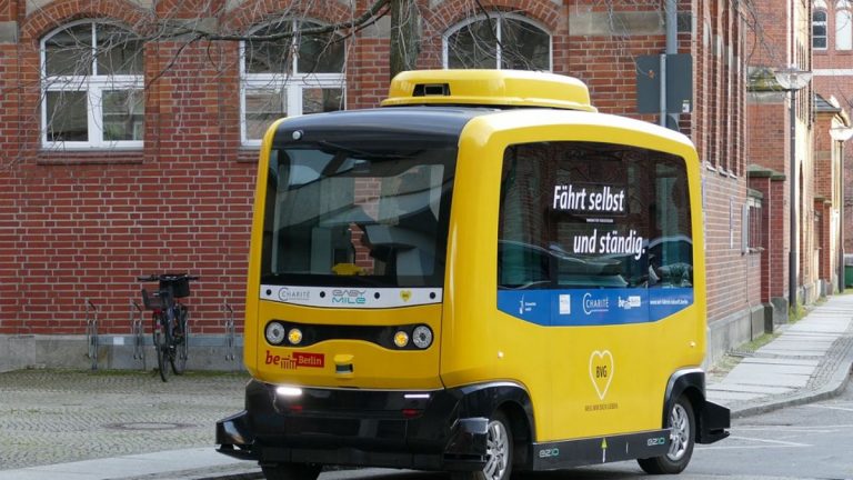 Guida autonoma, autorizzati i primi test su strada delle navette a Torino: ecco tutti i dettagli