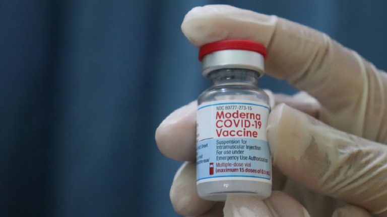 Vaccini anti-Covid, richiamo vaccinale, il direttore dell’Aifa ammette: “Bisognerà farla annualmente…”