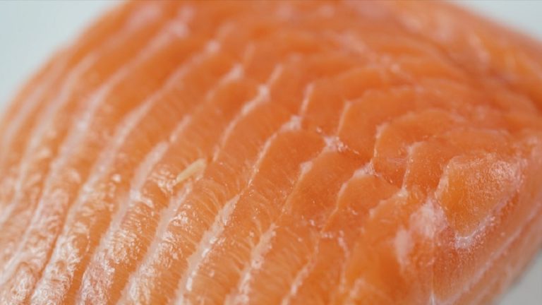 Salmone affumicato, un test svela che dovrebbe essere consumato prima della scadenza