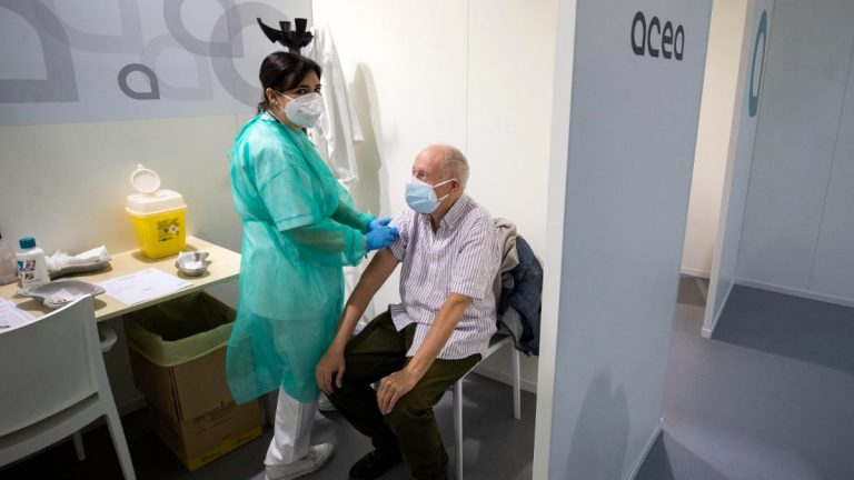 Coronavirus, l’annuncio dell’AIFA su quarta dose di vaccino e obbligo vaccinale