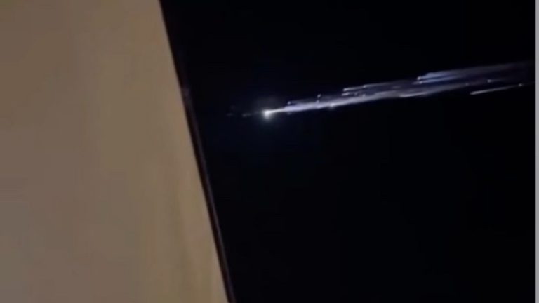 Oggetto misterioso avvistato in cielo nella notte, paura tra la popolazione (VIDEO)