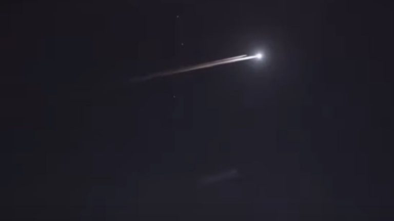 Bolide avvistato in Italia, tantissime segnalazioni e scia luminosa: c’è la conferma dell’Inaf