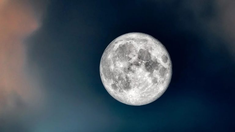 Aperto campione raccolto sulla Luna: ecco cos’è successo