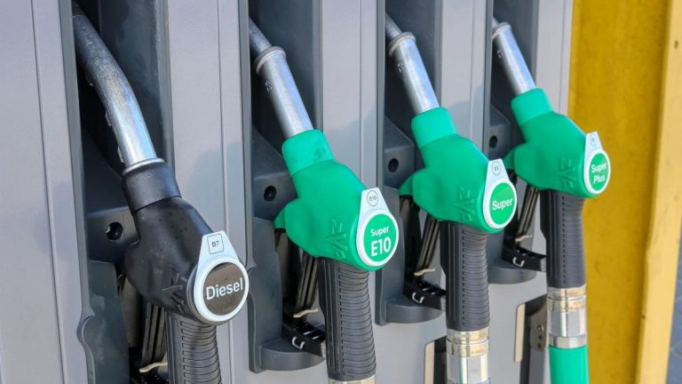 Bonus benzina in busta paga fino a 200 euro e detrazioni per partite Iva e autonomi: ecco come il governo sostituirà il taglio delle accise
