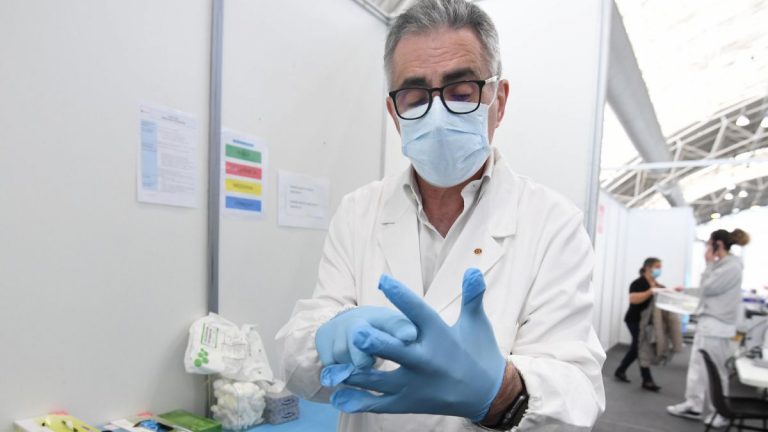 Coronavirus, il virologo Fabrizio Pregliasco avverte: “Ecco cosa stiamo rischiando…”