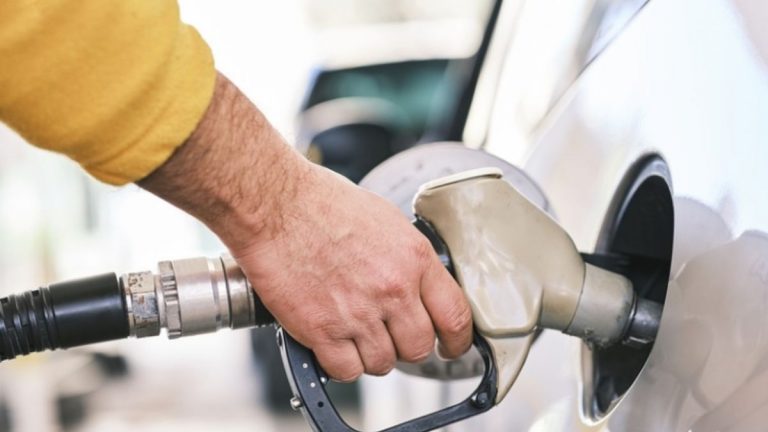 Crisi petrolio, voli a rischio e torna l’incubo dei razionamenti: si pensa di introdurre lo smart working