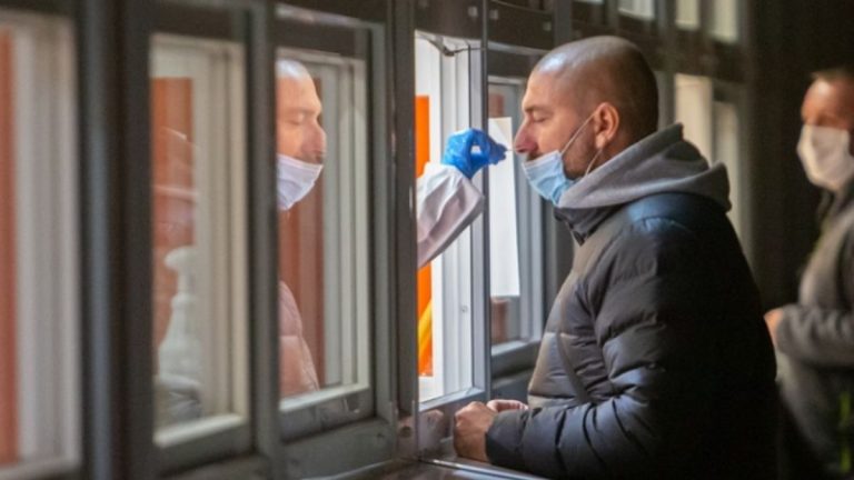 Coronavirus, con le nuove varianti cambiano i sintomi: ecco i segnali che dovrebbero spingere a sottoporsi ad un tampone Coronavirus, con le nuove varianti cambiano i sintomi: ecco i segnali che dovrebbero spingere a sottoporsi ad un tampone