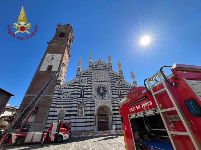 METEO – Violente RAFFICHE di VENTO sferzano la Lombardia: si stacca una croce dal Duomo di Monza, 1 ferito