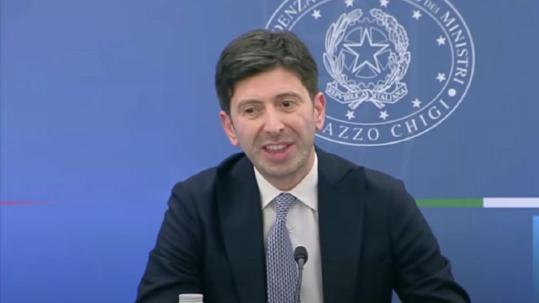 Mascherine, torna l’obbligo, la nuova ordinanza firmata dal ministro Speranza: ecco dove e quando