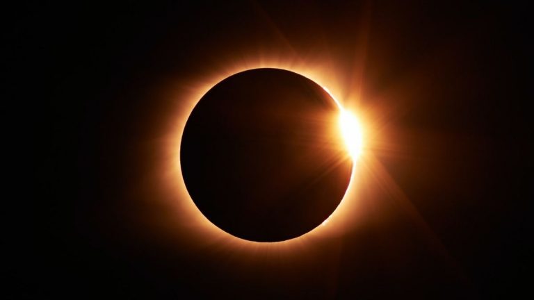 Eclissi solare 2022, ecco quando è in programma e chi potrà vederla dal vivo