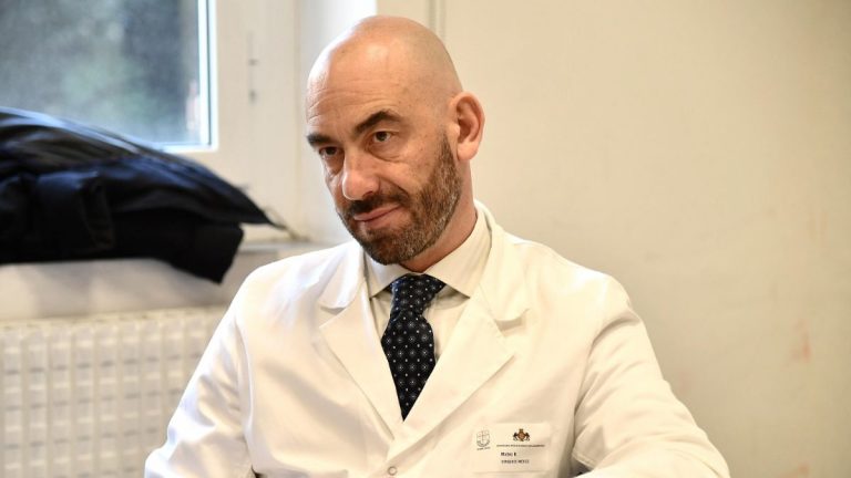 Il virologo Matteo Bassetti tuona: “Situazione grave, non è possibile che ad agosto 2022 ci siano ancora tutti questi morti di Covid…”