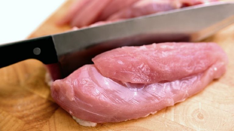 Lavare il pollo nel lavandino è pericoloso per la salute: ecco lo studio che ne svela i rischi