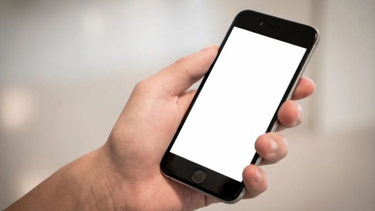 Caricare la batteria dello smartphone di notte fa male al dispositivo: ecco perché Caricare la batteria dello smartphone di notte fa male al dispositivo: ecco perché
