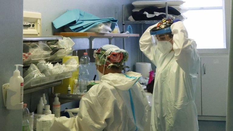 Coronavirus, in Italia arriva la variante Omicron 4: isolata a Monza. Ecco quali sono i sintomi
