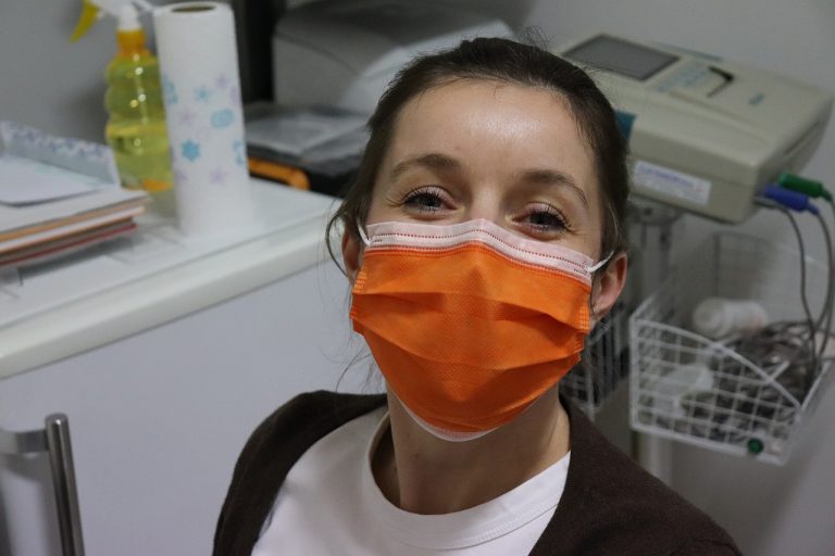 Coronavirus, cambia tutto: mascherine ancora obbligatorie sul lavoro, anche all’aperto. I dettagli