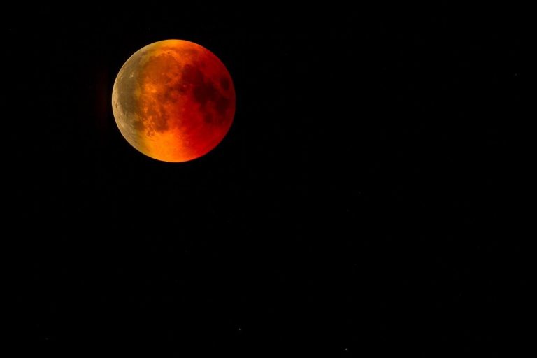 Eclissi totale di Luna, il nostro satellite naturale si colora di rosso: ecco quando ammirare lo spettacolo