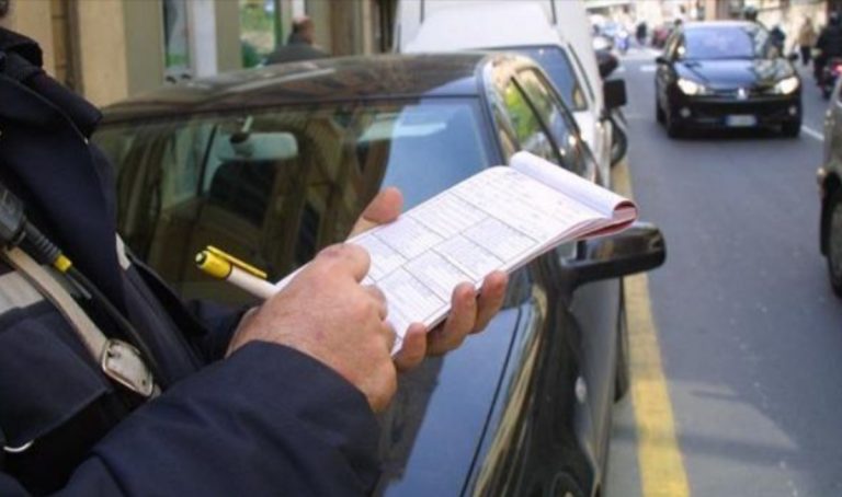 Codice della strada, strisce blu e ticket scaduti: ecco le nuove regole e quando scatta la multa