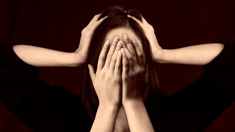 Cefalea o emicrania? Tutti i mal di testa esistenti e come distinguerli Cefalea o emicrania? Tutti i mal di testa esistenti e come distinguerli