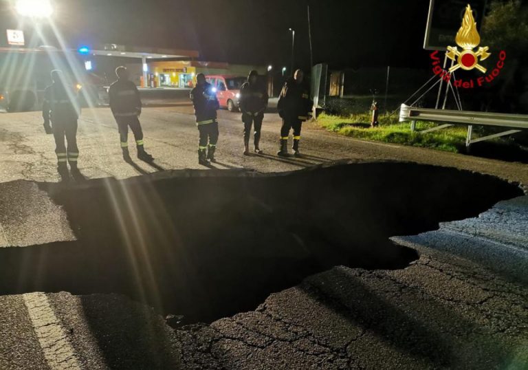 METEO – Forte MALTEMPO provoca un’ENORME VORAGINE a Cicciano, nel napoletano: momenti di PANICO, i dettagli