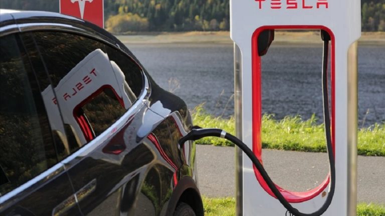 La carenza di materie prime potrebbe frenare la produzione di batterie per auto: l’allarme lanciato dal Ceo di Stellantis