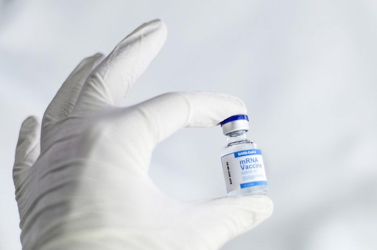 Coronavirus, arriva il vaccino per bocca o naso? Così riduce il contagio: lo studio Coronavirus, arriva il vaccino per bocca o naso? Così riduce il contagio: lo studio