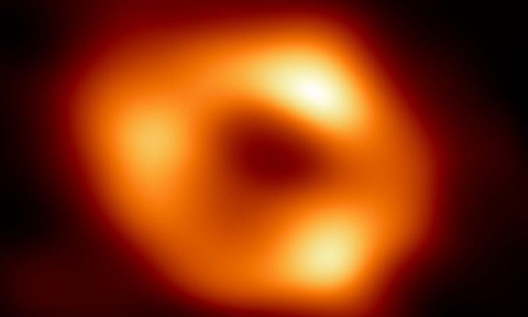 Svelata la prima immagine del buco nero nella Via Lattea: è la prova che Sagittarius A* esiste