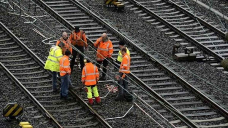 Tragedia sui binari in Italia, traffico ferroviario sospeso: “L’ipotesi è che…”. Ecco cos’è successo