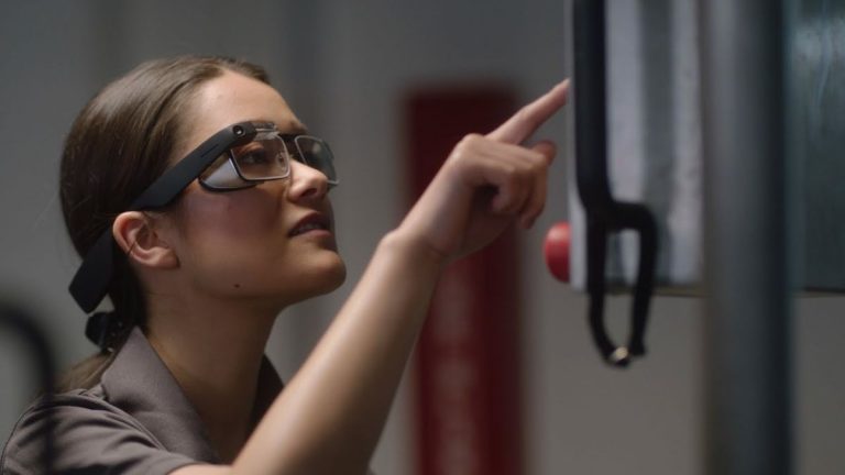 Google, ecco gli occhiali intelligenti che traducono in tempo reale le lingue