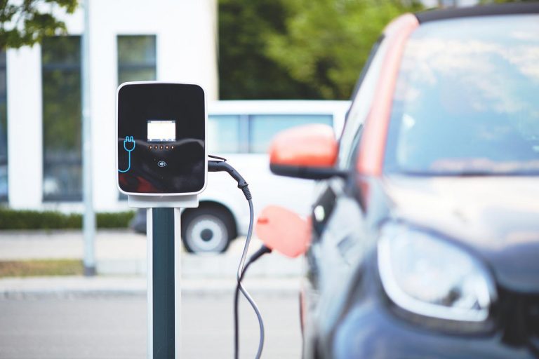 Auto elettriche in crisi, è boom dei prezzi delle batterie: cosa sta accadendo Auto elettriche in crisi, è boom dei prezzi delle batterie: cosa sta accadendo