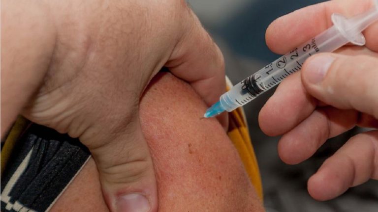 Vaccino anti-Covid e antinfluenzale, si potranno fare contemporaneamente? Ecco la risposta degli scienziati