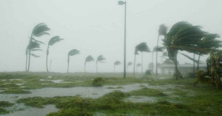 METEO – Forte ondata di MALTEMPO colpisce il sud Italia: allagamenti, crolli e affondo di un peschereccio