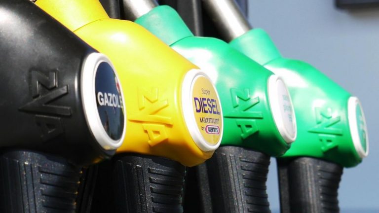 Google Maps, arriva la nuova funzione che riguarda il prezzo del carburante: come funziona