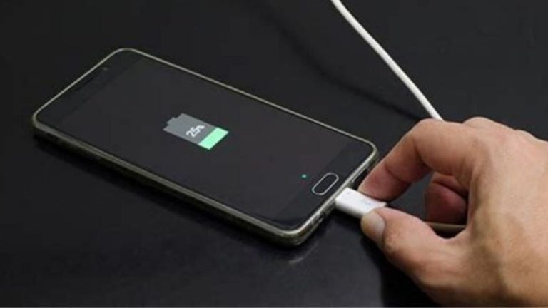 Se si carica lo smartphone di notte a lungo andare si rompe: ecco perchè Se si carica lo smartphone di notte a lungo andare si rompe: ecco perchè