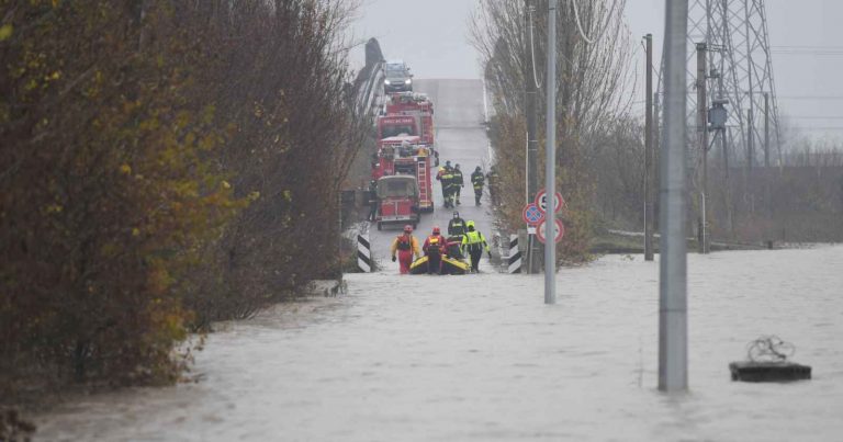 METEO – Violento TEMPORALE provoca l’ESONDAZIONE di un torrente in Alto Adige, ci sono DISAGI e Vigili del Fuoco in azione