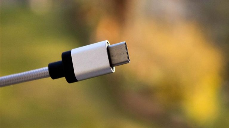 Cavo USB-C universale, in arrivo l’ok definitivo: addio al cavo Lightning di Apple