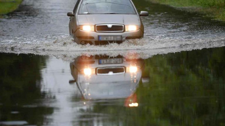 METEO – Violento MALTEMPO si è abbattuto in Francia, provocando 1 morto, 15 feriti e BLACK-OUT per 15mila persone, i dettagli