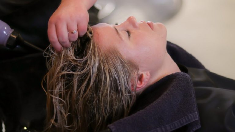 Lo shampoo solido sarà la risposta green per inquinare meno: ecco di cosa si tratta Lo shampoo solido sarà la risposta green per inquinare meno: ecco di cosa si tratta