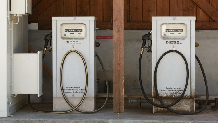 Stop a macchine benzina, diesel e GPL dal 2035: arriva il voto del Parlamento UE, ecco cosa succede