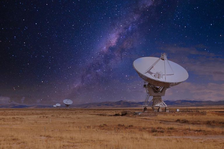 Un radiotelescopio potrebbe aver captato segnali alieni: l’annuncio della Cina