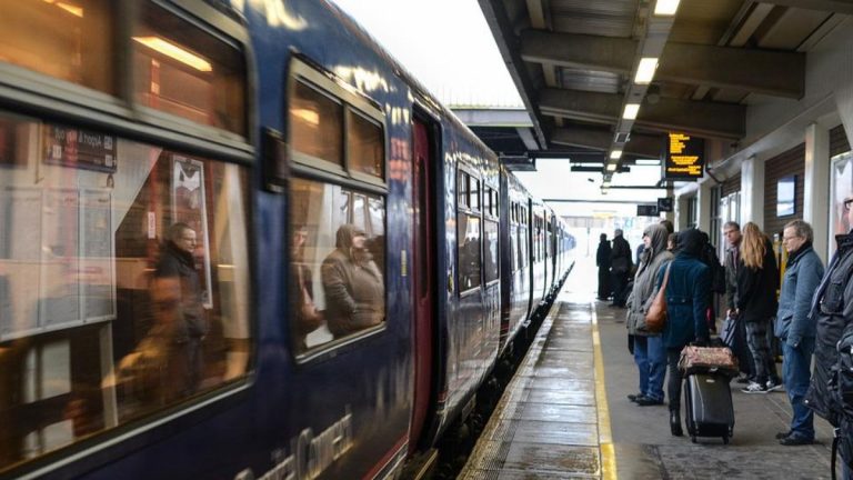 Sciopero trasporti oggi, 13 dicembre, metro, bus, treni e taxi, ecco chi si ferma e le fasce di garanzia protette: previsioni meteo