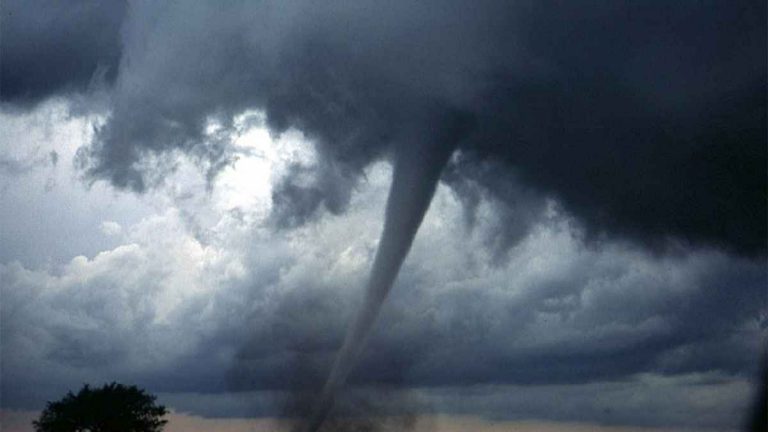 METEO – VIDEO Tornado poco fa nel LAZIO con MALTEMPO verso ROMA, ci sono DANNI. I dettagli