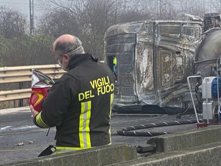 Tragedia in autostrada, tir si ribalta sulle auto in corsa: ci sono morti. Ecco cos’è successo e dove