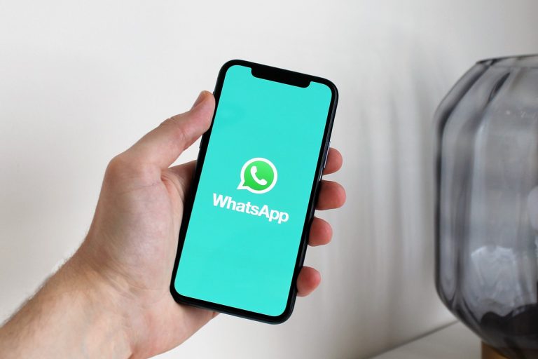 WhatsApp, i genitori possono spiare le conversazioni dei figli? Ecco cosa dice la legge