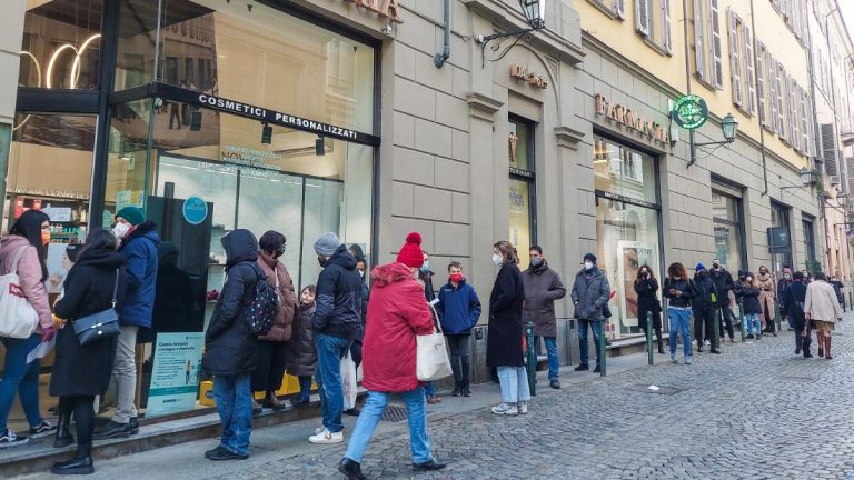 Farmacie prese d’assalto in Italia: tornano le code per i tamponi. Ecco cosa sta succedendo Farmacie prese d’assalto in Italia: tornano le code per i tamponi. Ecco cosa sta succedendo