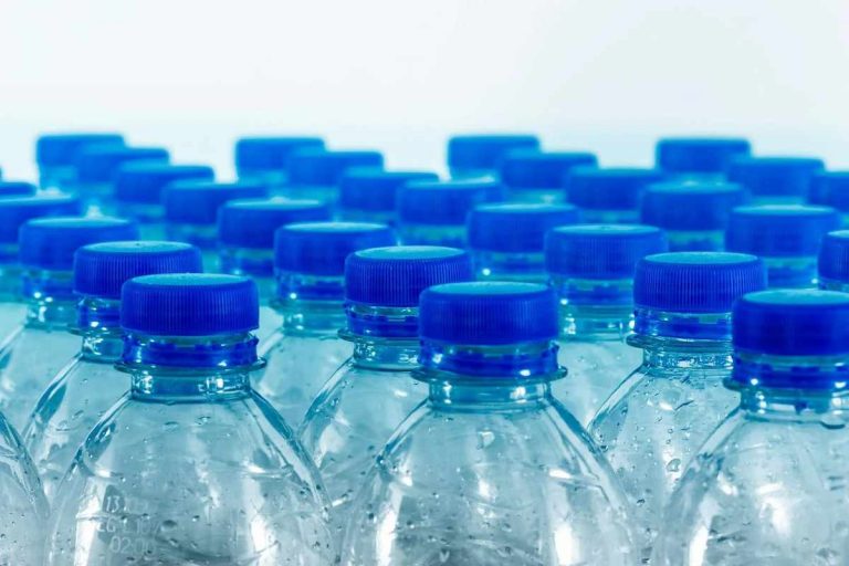 Acqua nelle bottiglie di plastica, in estate rappresenta un pericolo per la salute: l’allarme lanciato da scienziati cinesi Acqua nelle bottiglie di plastica, in estate rappresenta un pericolo per la salute: l’allarme lanciato da scienziati cinesi