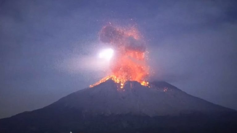 Esplode il vulcano nella notte scagliando rocce infuocate, residenti in fuga: ecco cosa sta accadendo in Giappone – VIDEO