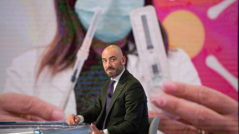 Coronavirus, il virologo Matteo Bassetti avverte: “Dobbiamo prepararci a…”. Ecco le sue parole
