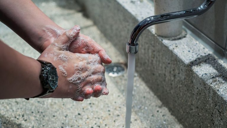 É meglio lavarsi le mani con acqua calda o fredda? Ecco la verità e i benefici per l’organismo É meglio lavarsi le mani con acqua calda o fredda? Ecco la verità e i benefici per l’organismo