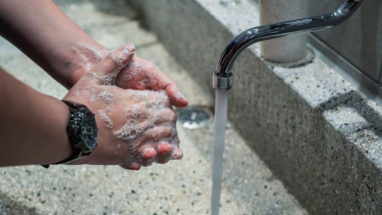 É meglio lavarsi le mani con acqua calda o fredda? Ecco la verità e i benefici per l’organismo